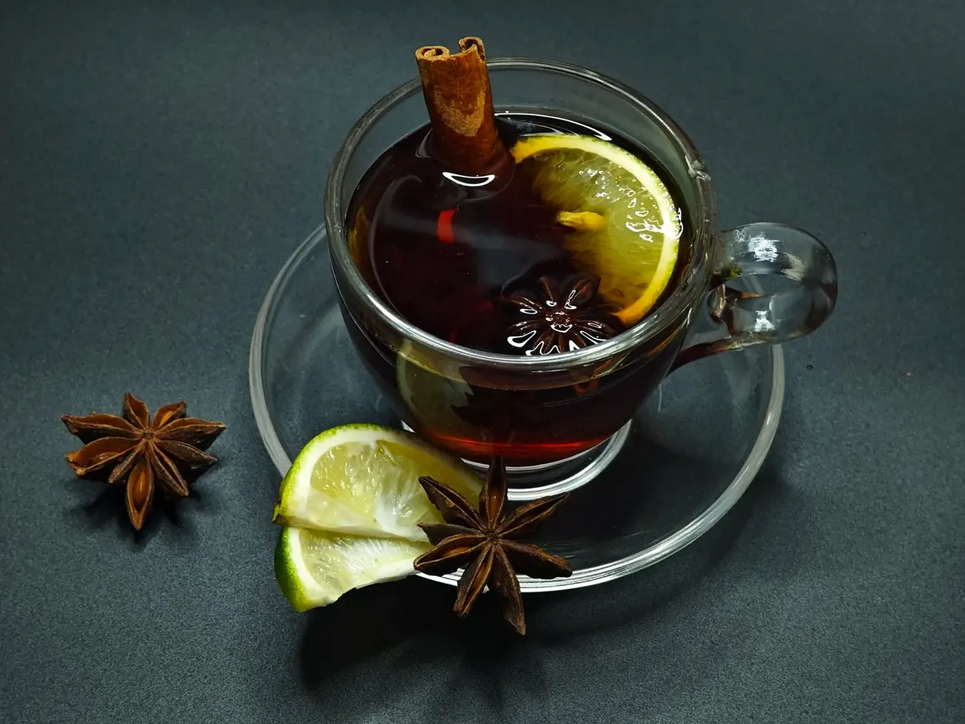 Чашка пряного чаю з лимоном, корицею та бадьяном